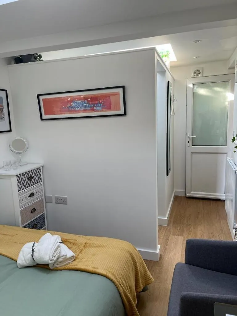 ברייטון Central Ensuite Guest Unit With Air Conditioning And Free On Street Parking 0*,